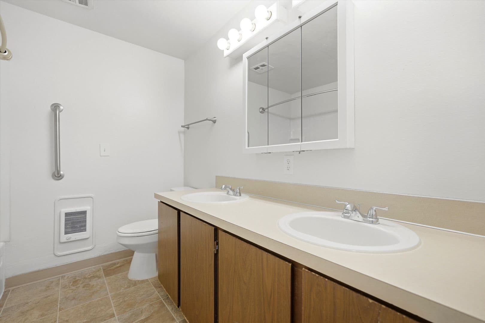 Gresham Apartment: 10 NE 162nd Ave