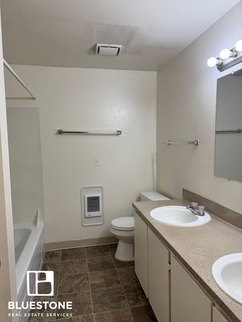 Gresham Apartment: 10 NE 162nd Ave