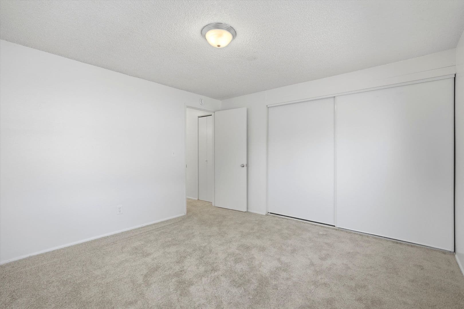Gresham Apartment: 10 NE 162nd Ave