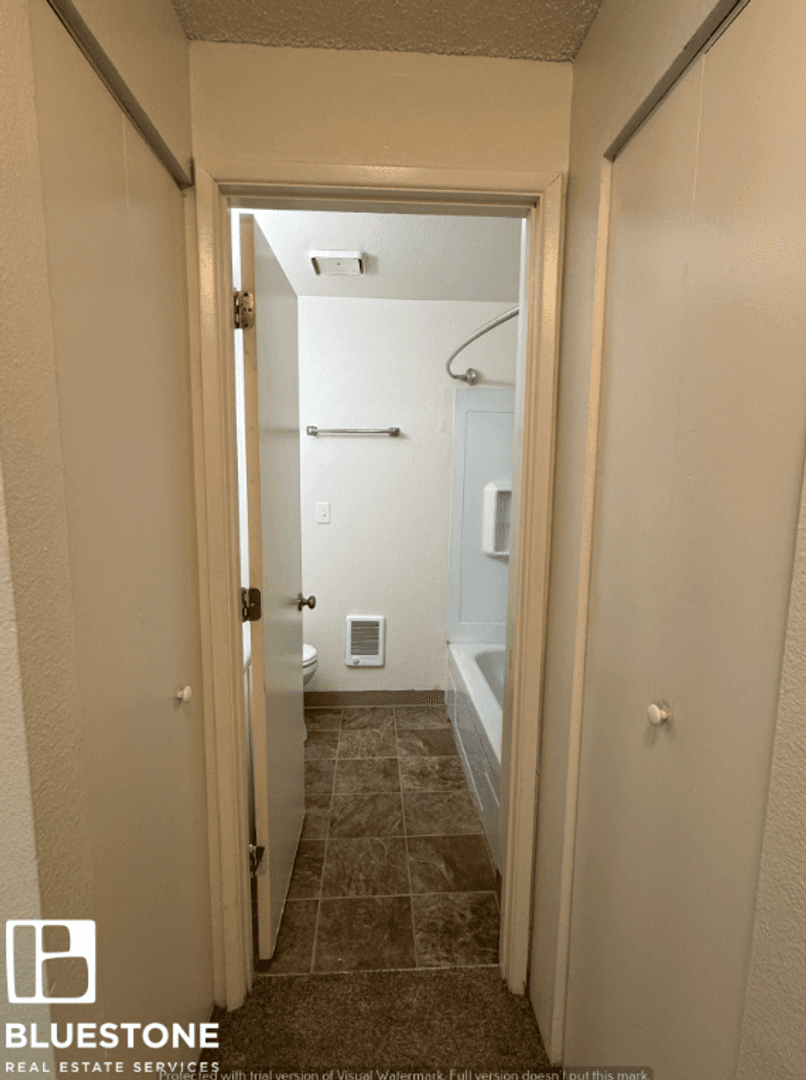 Gresham Apartment: 10 NE 162nd Ave
