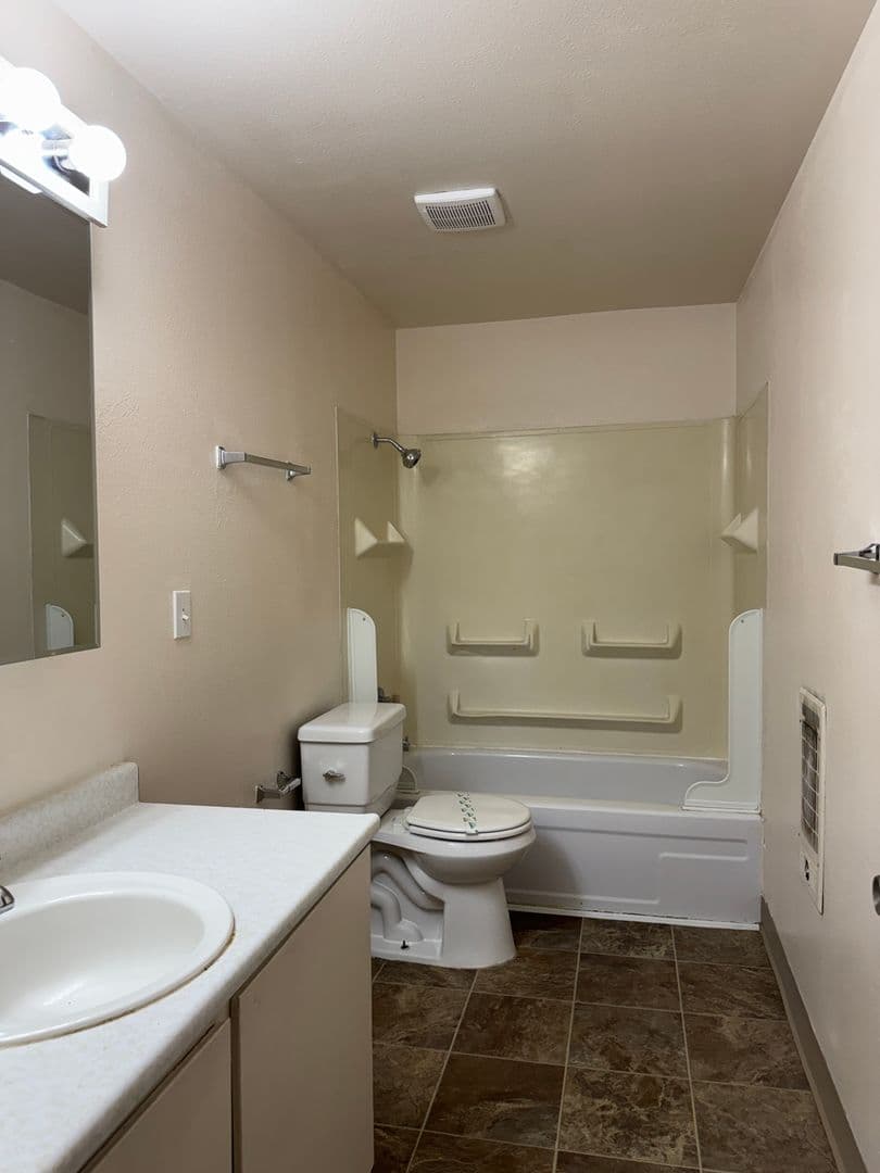 Gresham Apartment: 10 NE 162nd Ave