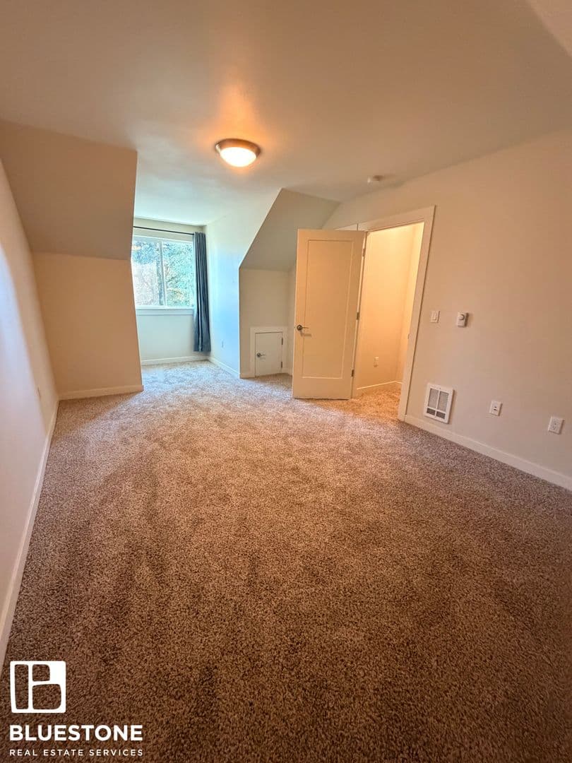 Portland Townhome: 130 NE 109th Ave