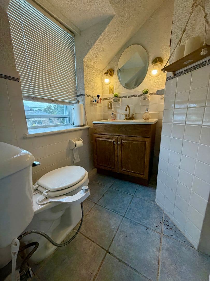 Philadelphia House: 6522 N American St
