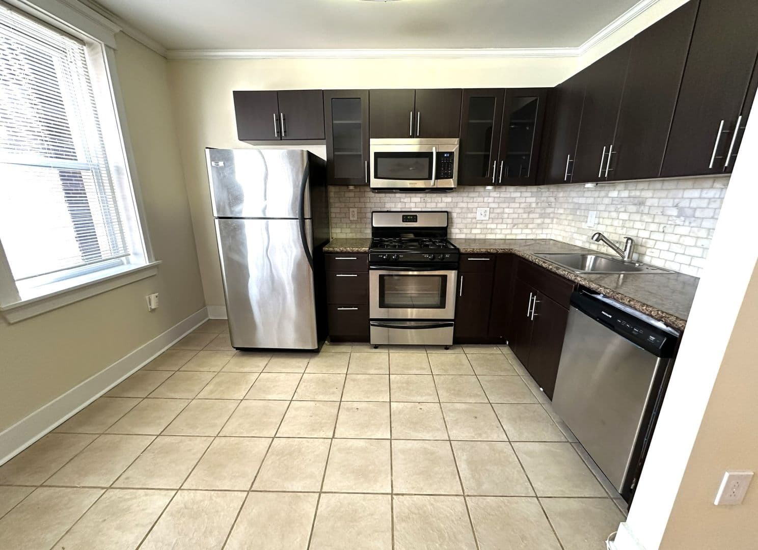 Philadelphia Apartment: 437 W School House Ln