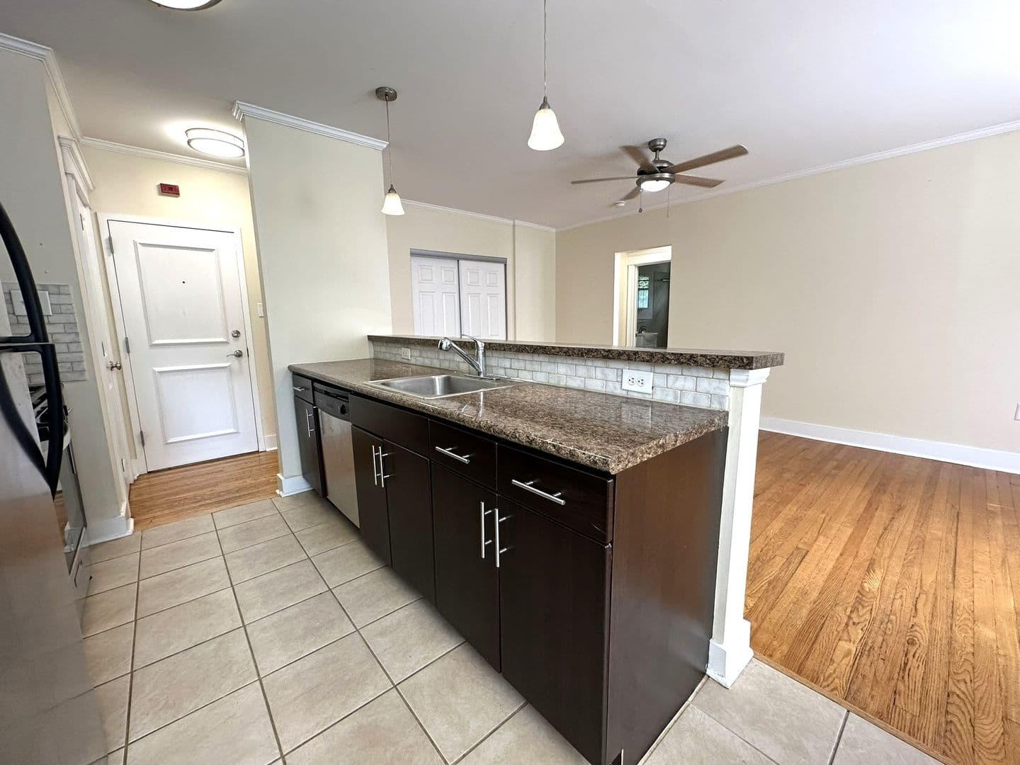 Philadelphia Apartment: 437 W School House Ln