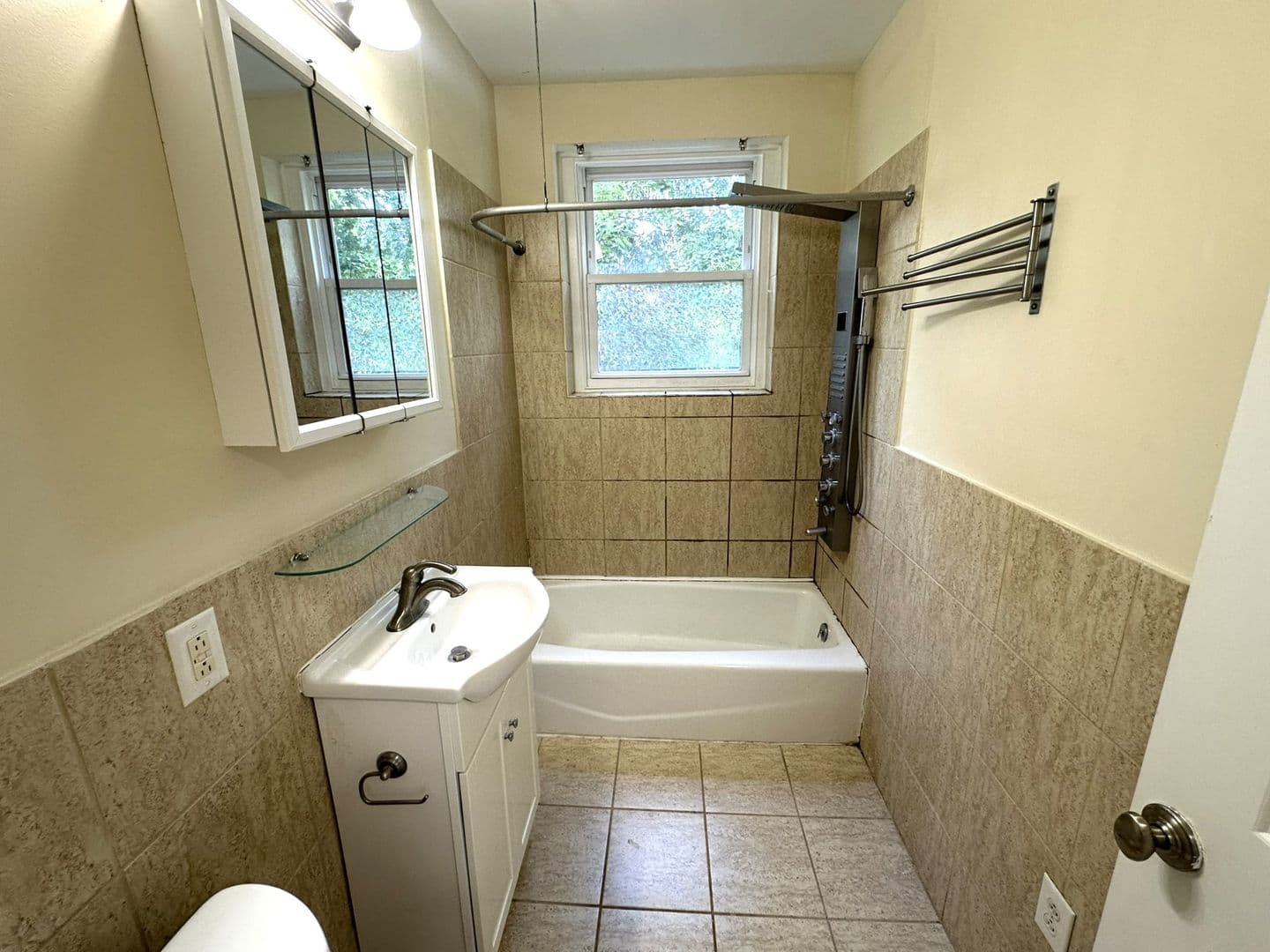 Philadelphia Apartment: 437 W School House Ln