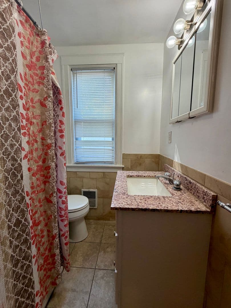 Collingdale House: 7 Rhodes Ave