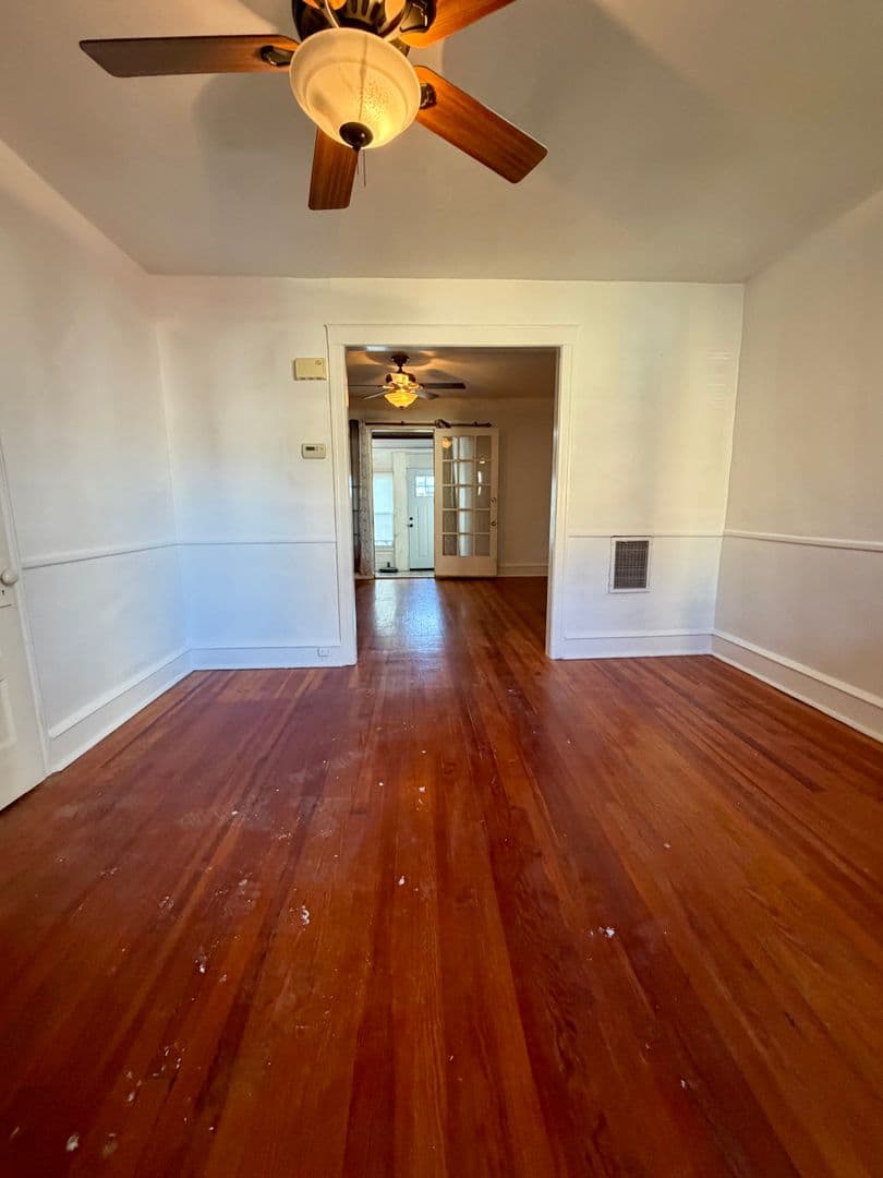 Collingdale House: 7 Rhodes Ave