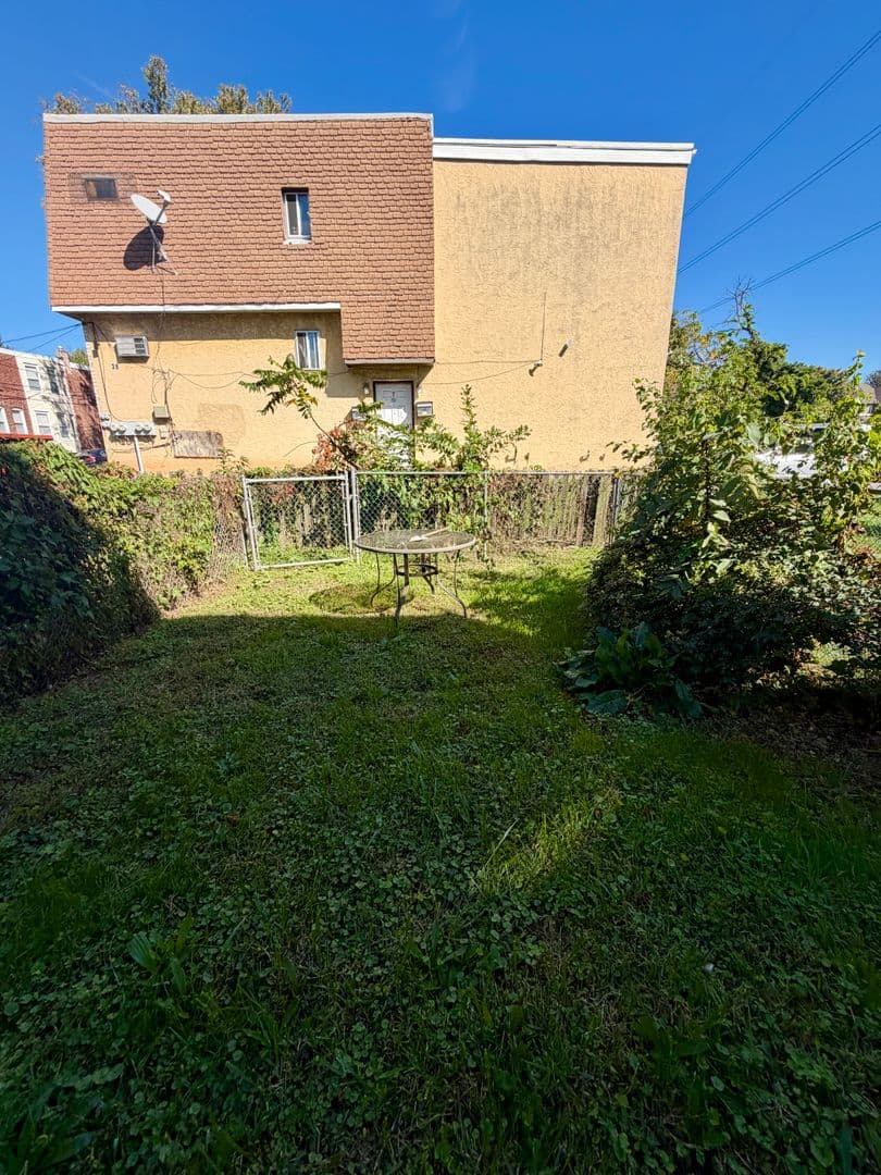 Collingdale House: 7 Rhodes Ave