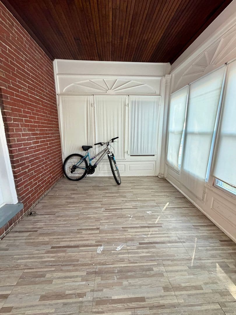 Collingdale House: 7 Rhodes Ave