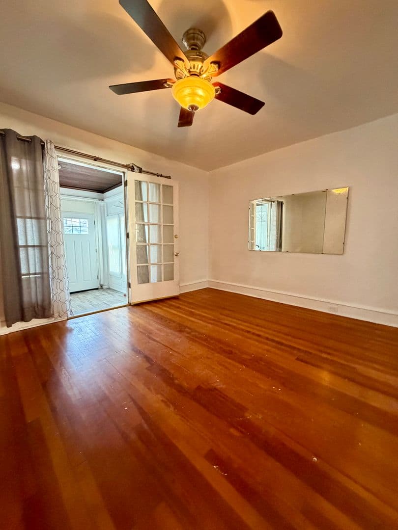 Collingdale House: 7 Rhodes Ave