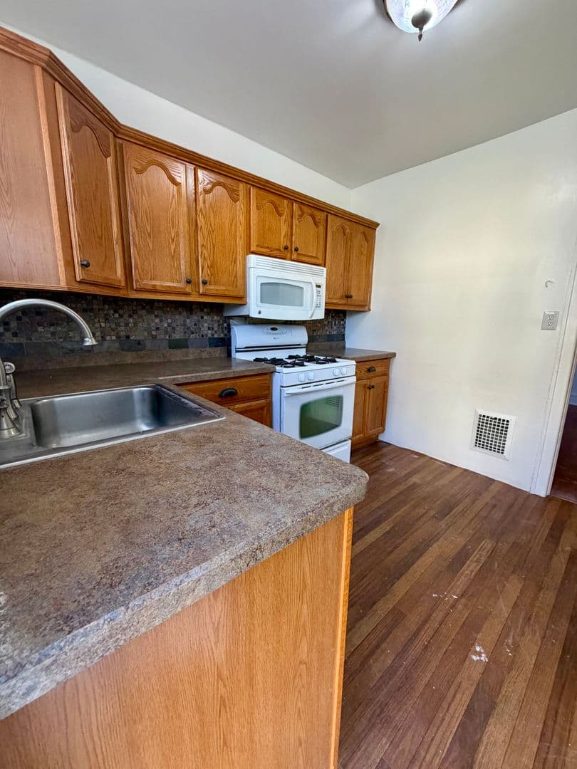 Collingdale House: 7 Rhodes Ave