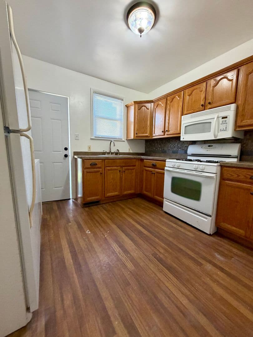 Collingdale House: 7 Rhodes Ave