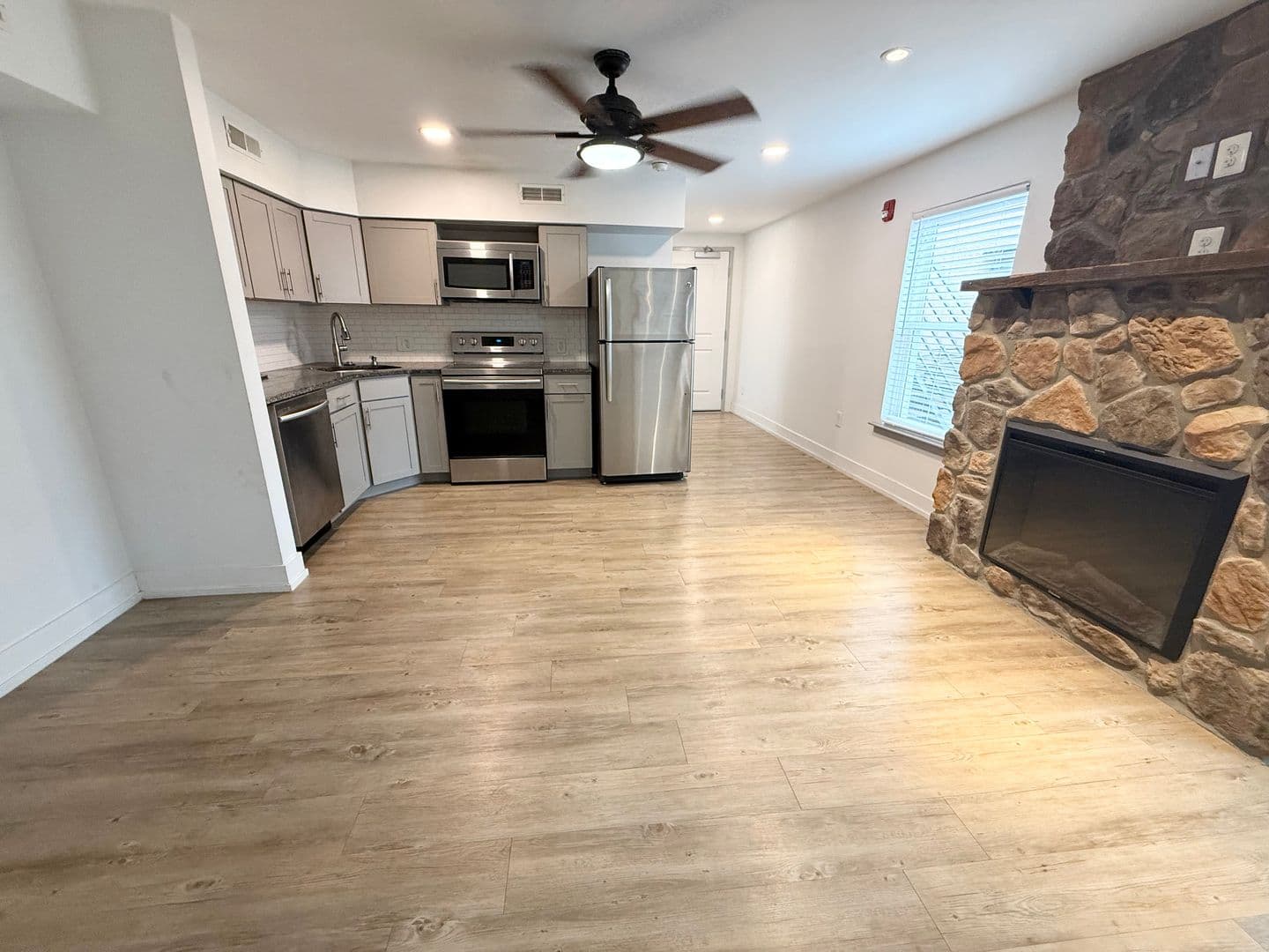Norristown Apartment: 221 W Main St