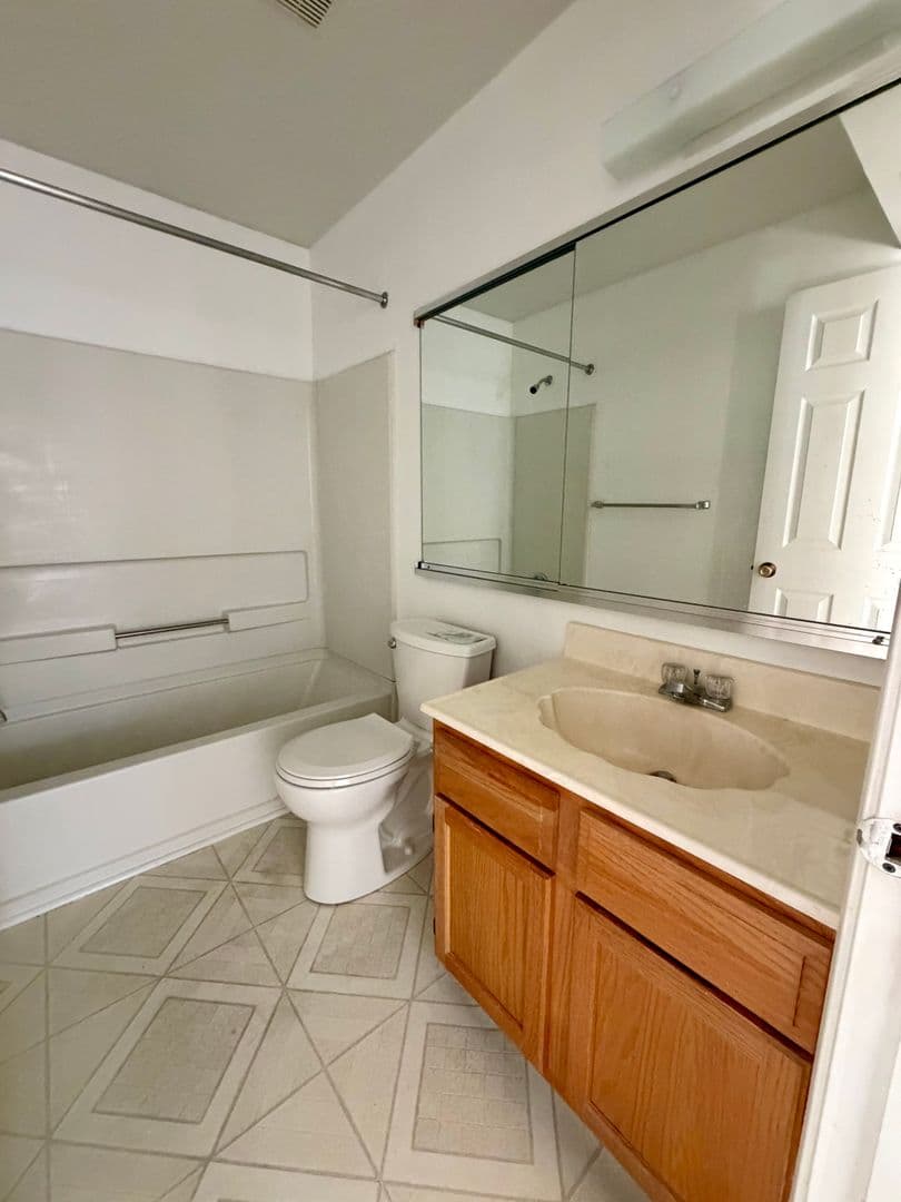 Newtown House: 32 Everett Dr