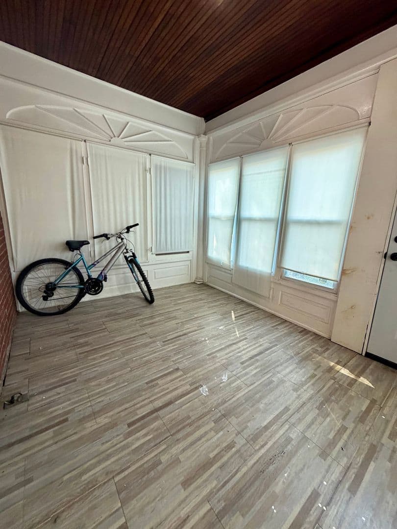 Collingdale House: 7 Rhodes Ave