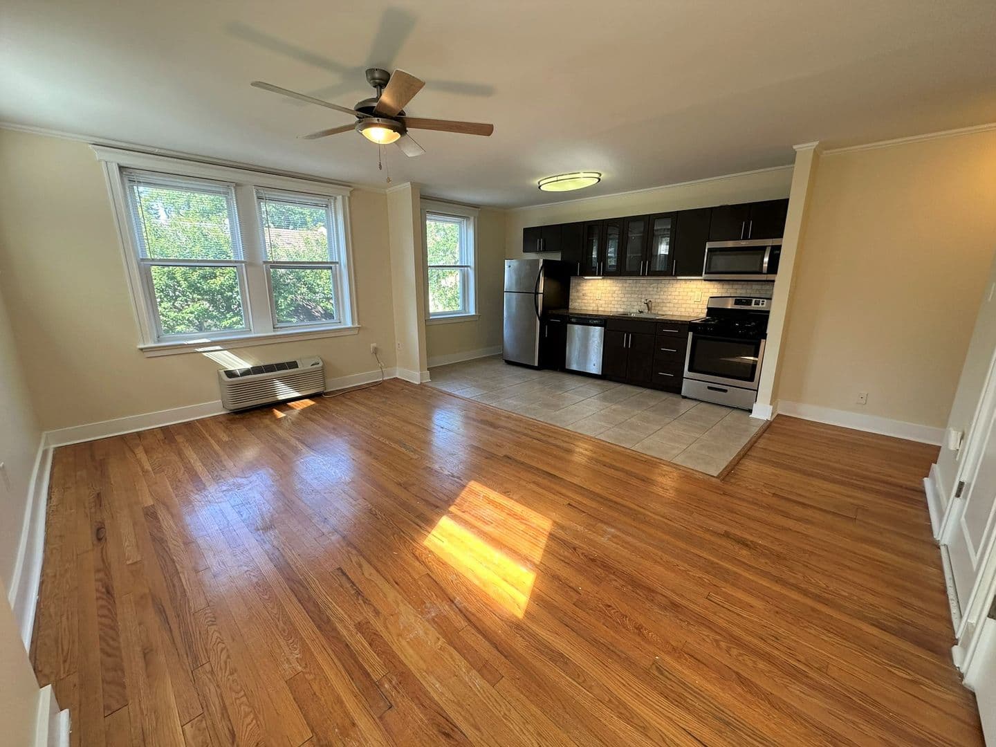 Philadelphia Apartment: 437 W School House Ln