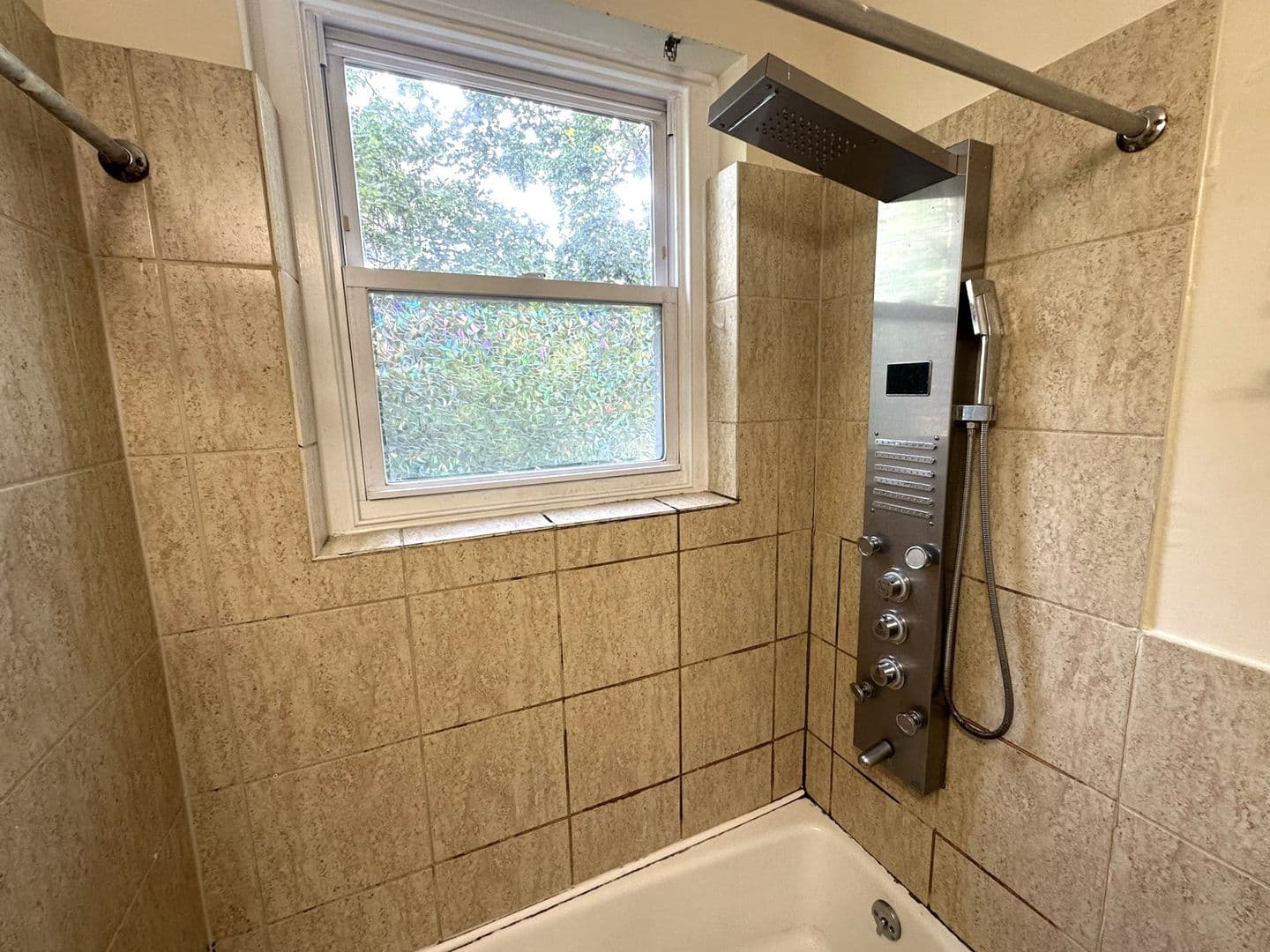 Philadelphia Apartment: 437 W School House Ln