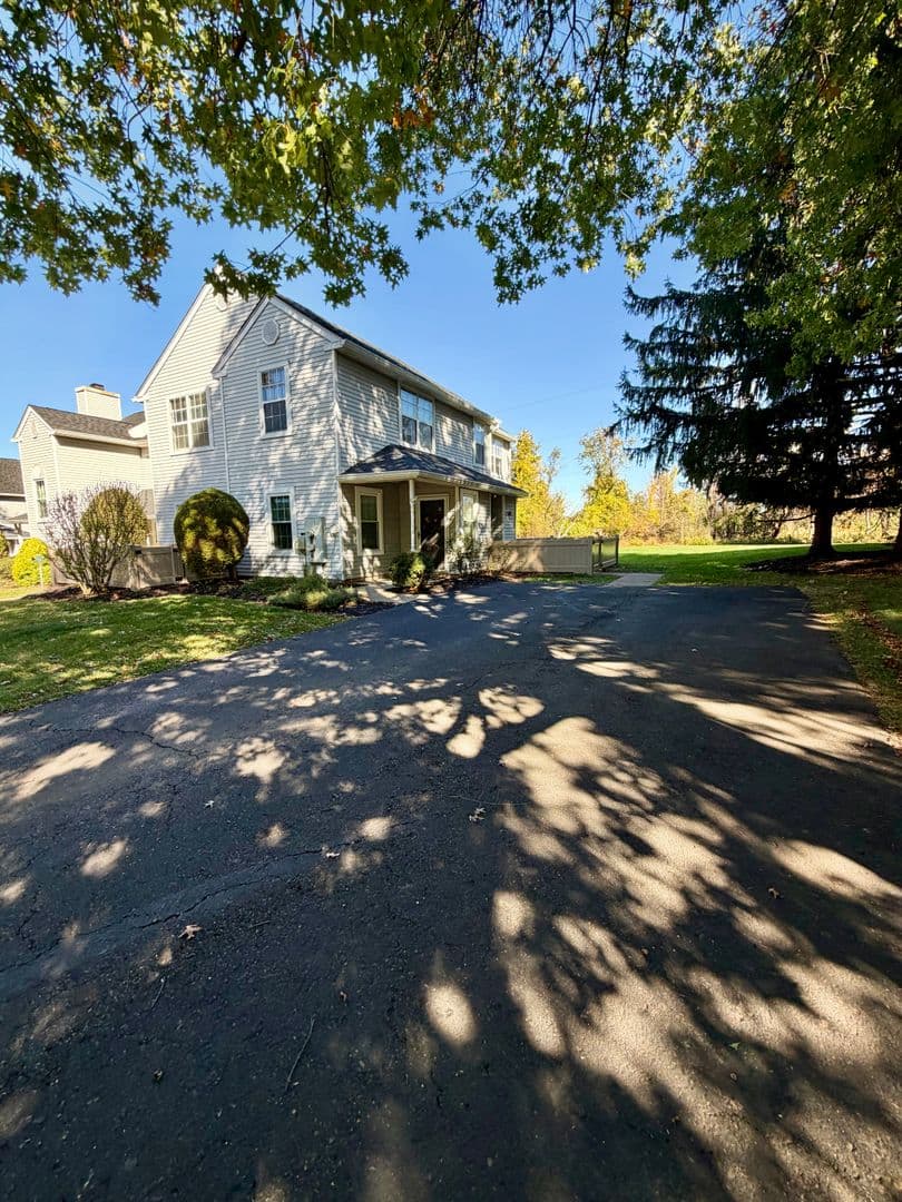 Newtown House: 32 Everett Dr