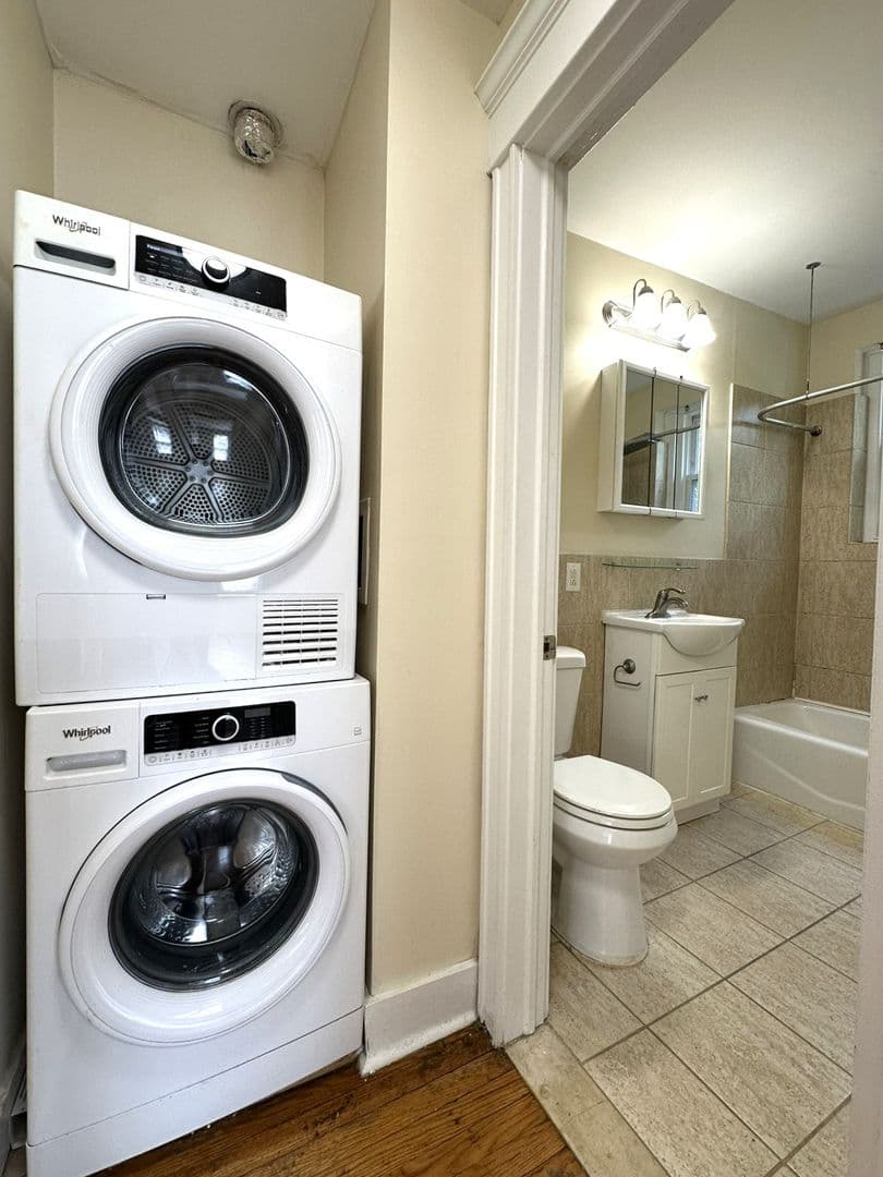 Philadelphia Apartment: 437 W School House Ln