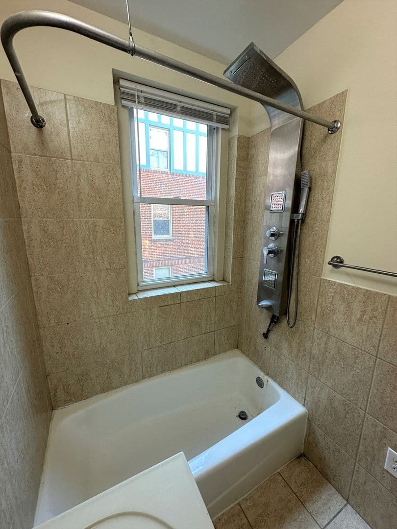 Philadelphia Apartment: 437 W School House Ln