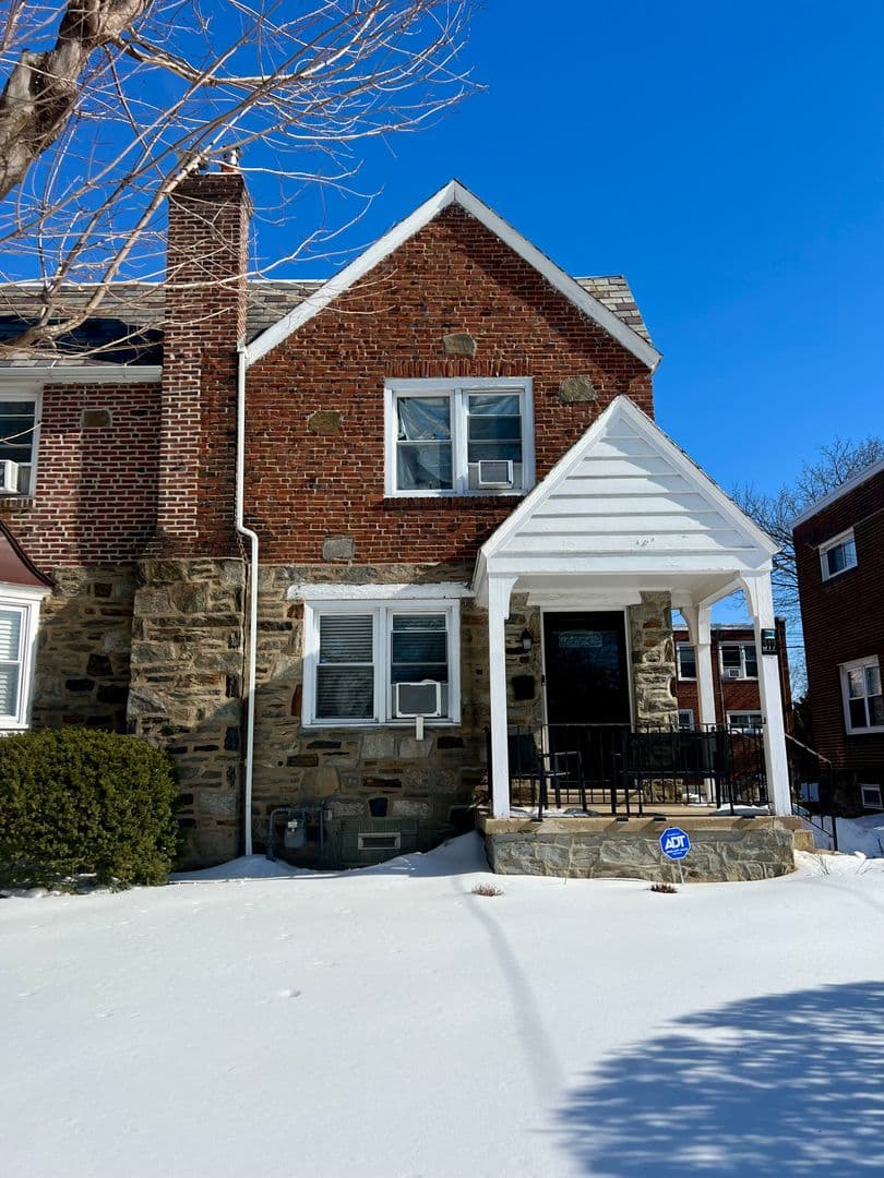 Lansdowne Townhome: 317 Barker Ave
