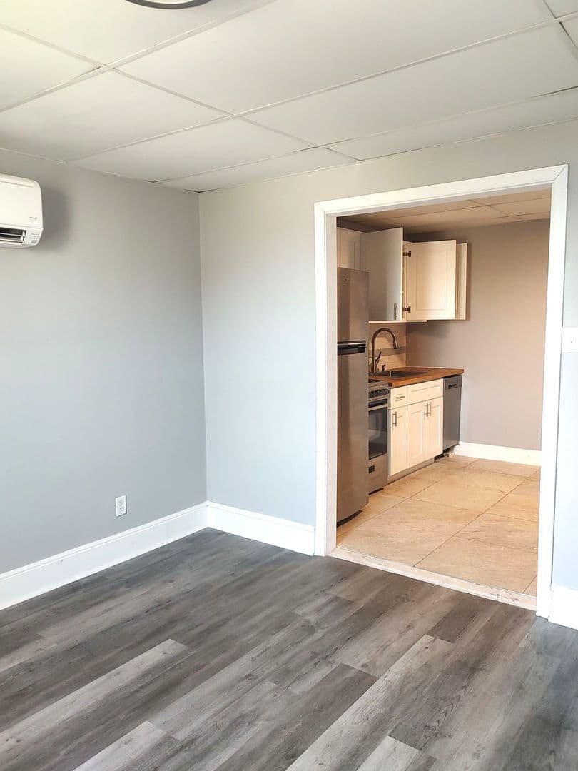 Philadelphia Apartment: 1003 S 13th St