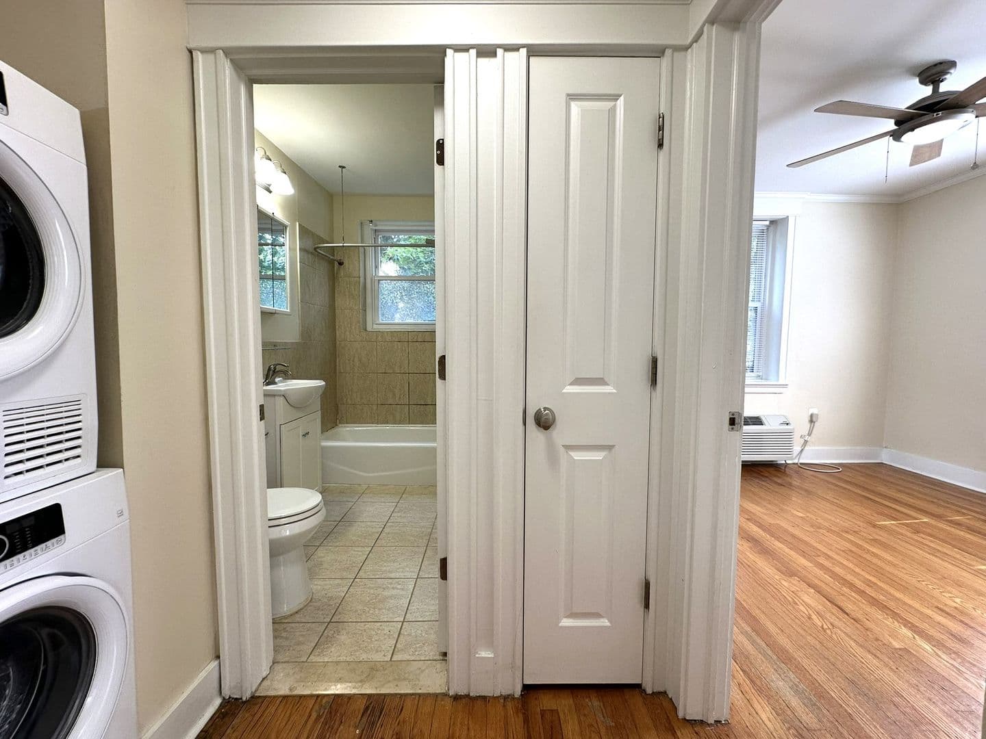 Philadelphia Apartment: 437 W School House Ln