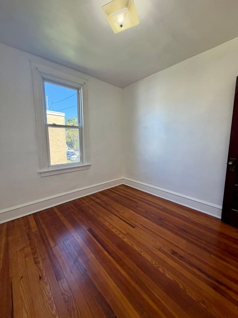 Collingdale House: 7 Rhodes Ave