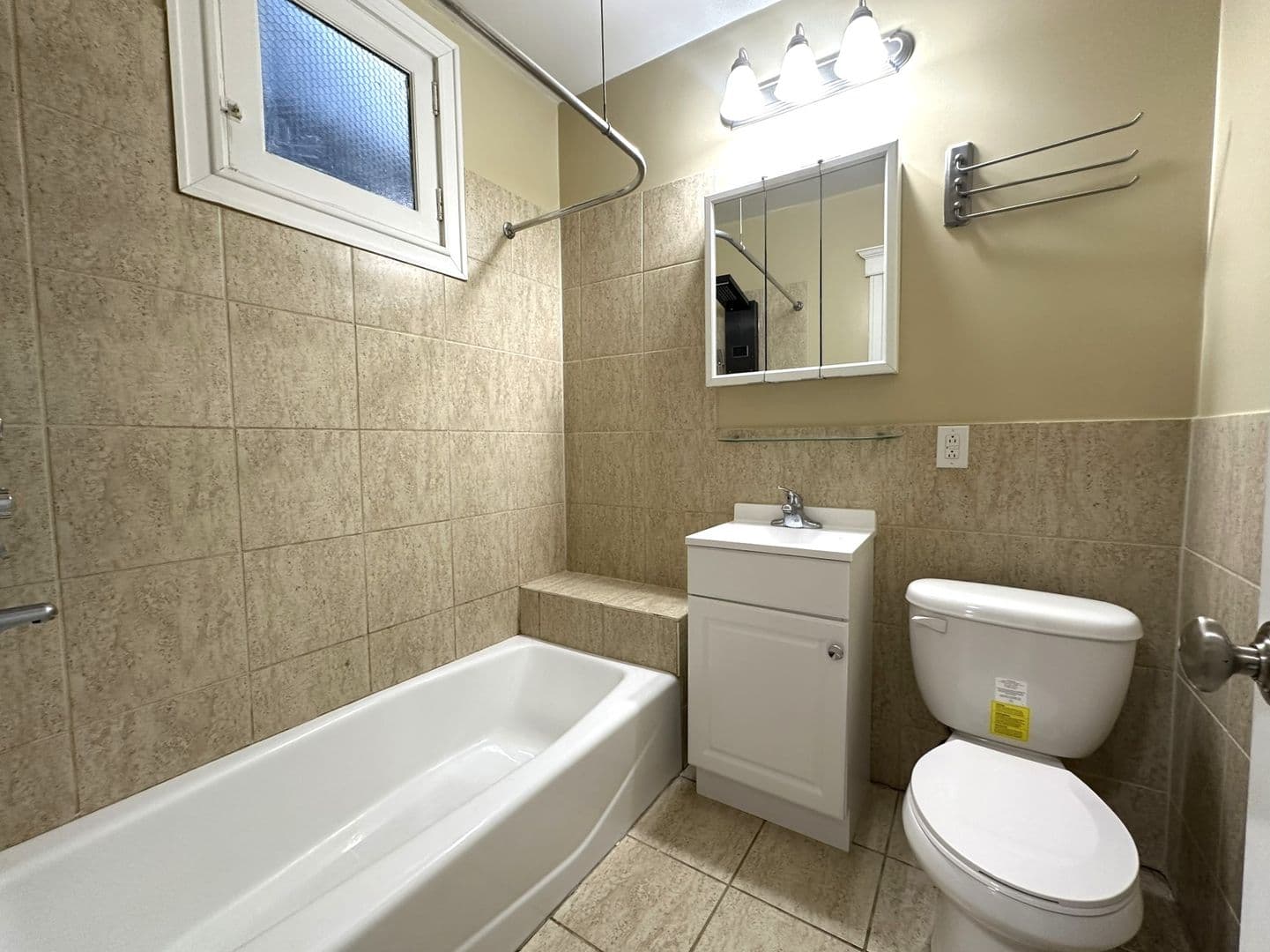 Philadelphia Apartment: 437 W School House Ln