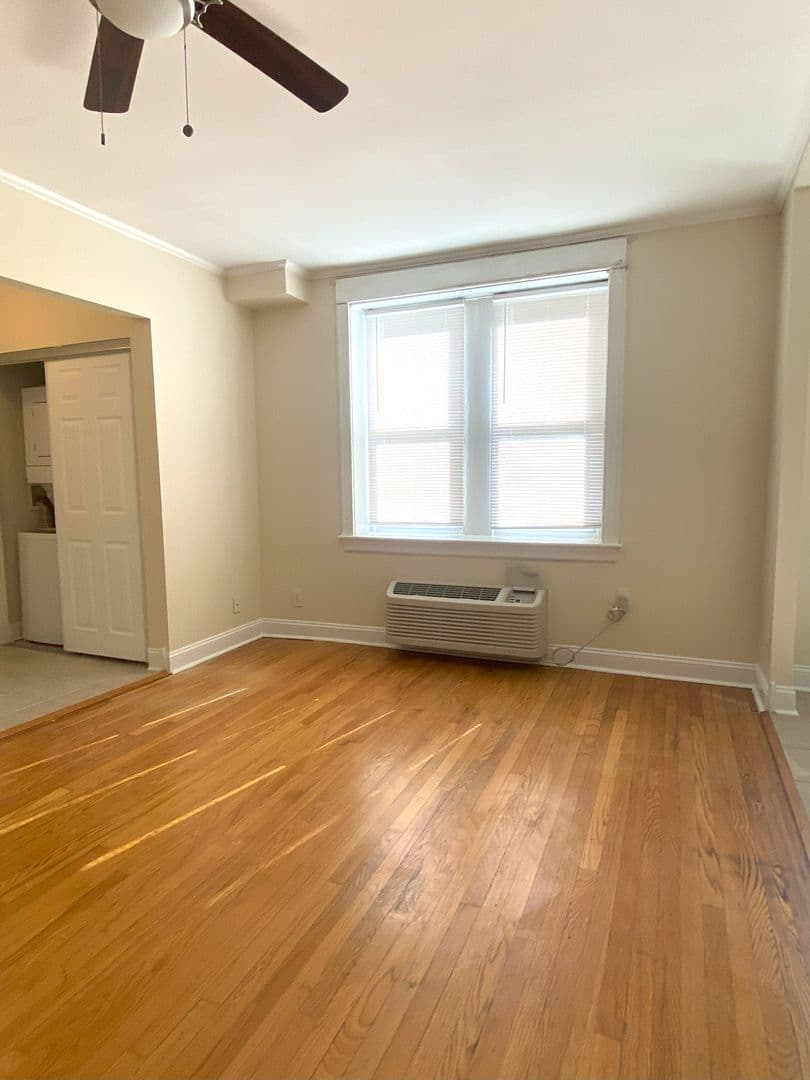 Philadelphia Apartment: 437 W School House Ln