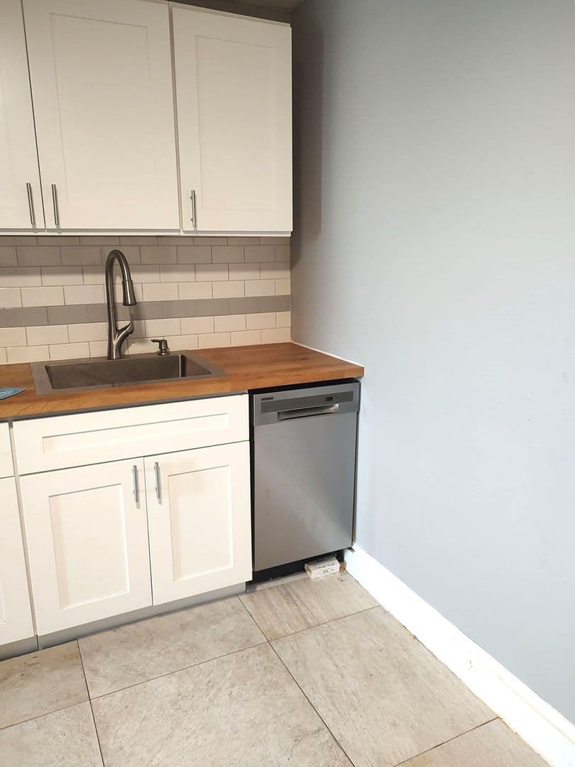 Philadelphia Apartment: 1003 S 13th St