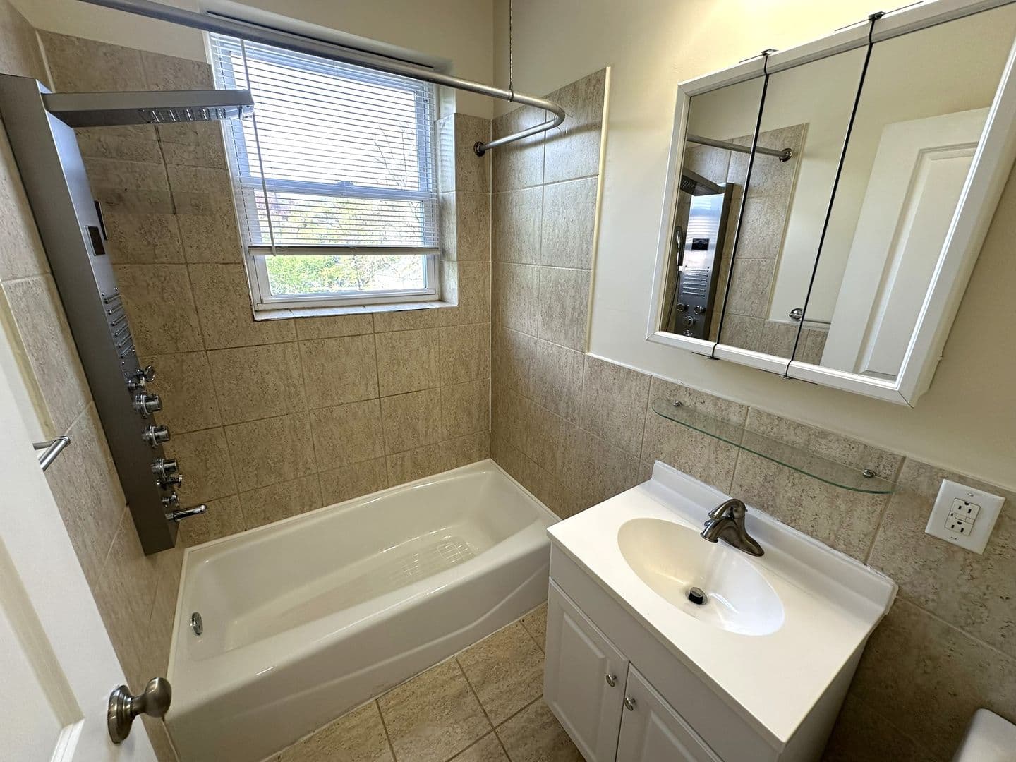 Philadelphia Apartment: 437 W School House Ln