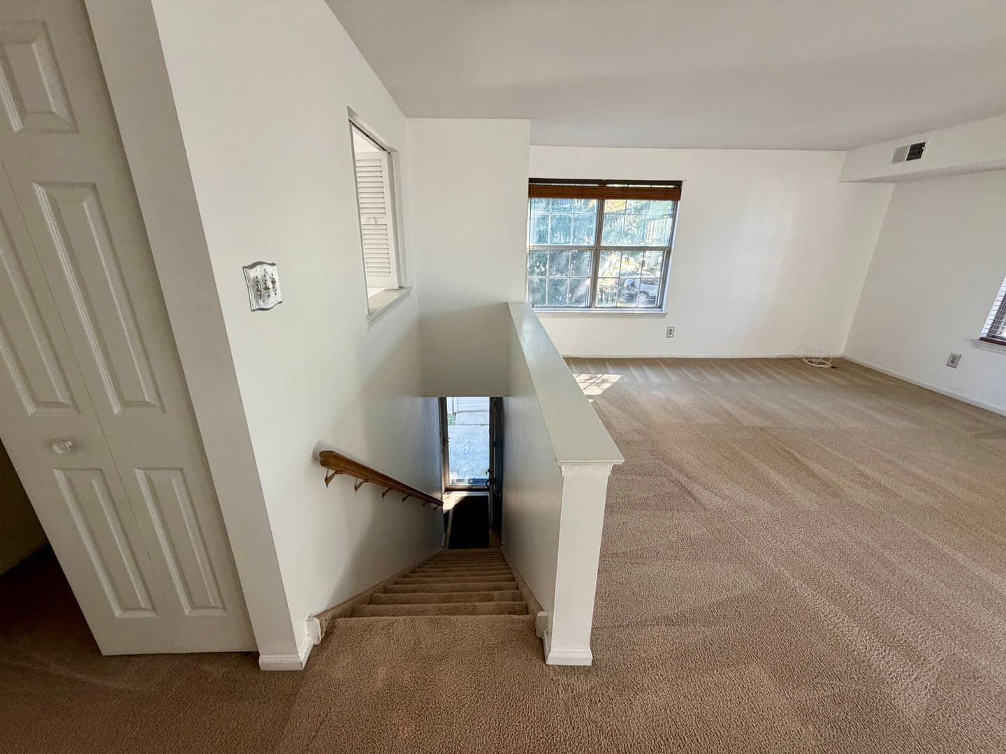 Newtown House: 32 Everett Dr