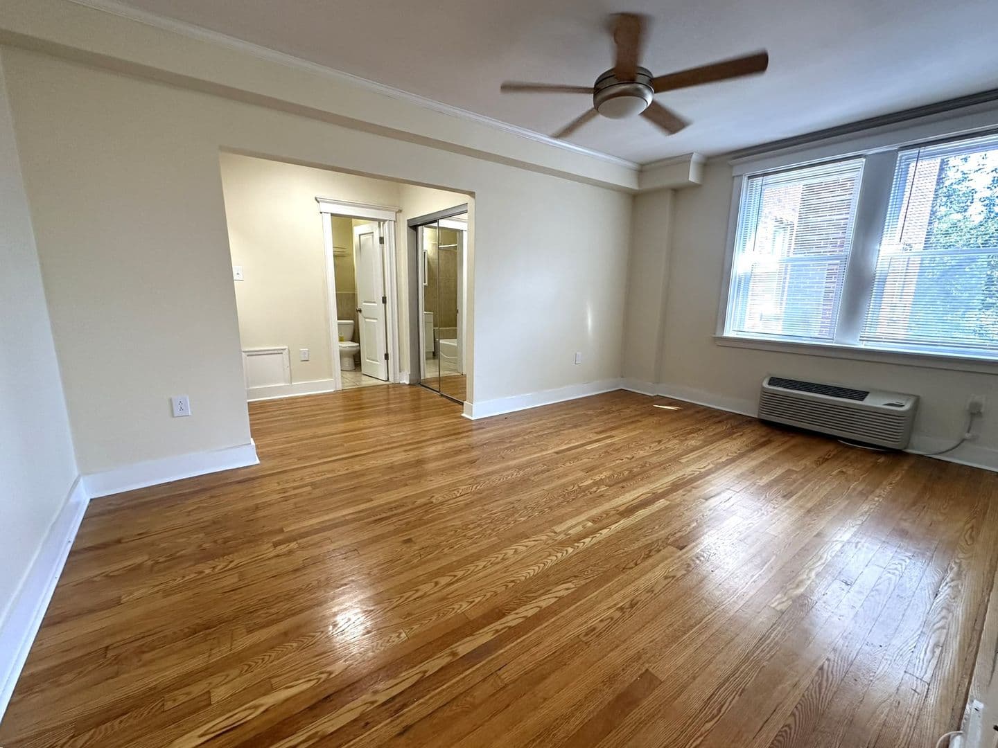 Philadelphia Apartment: 437 W School House Ln