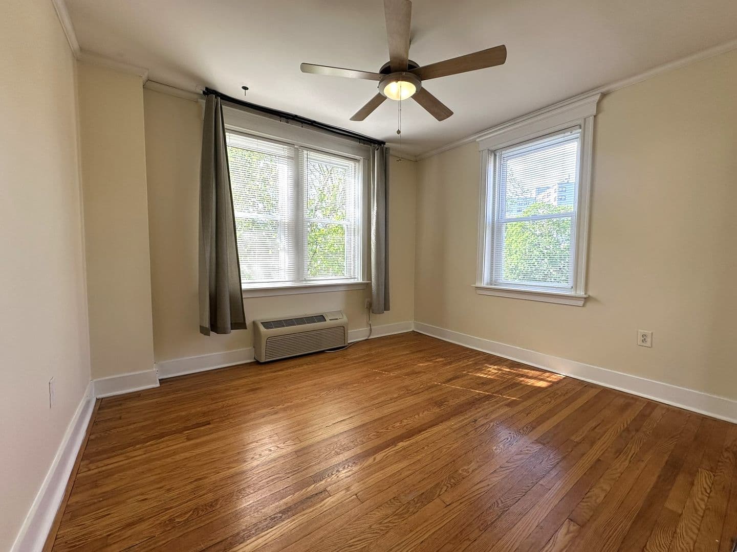 Philadelphia Apartment: 437 W School House Ln