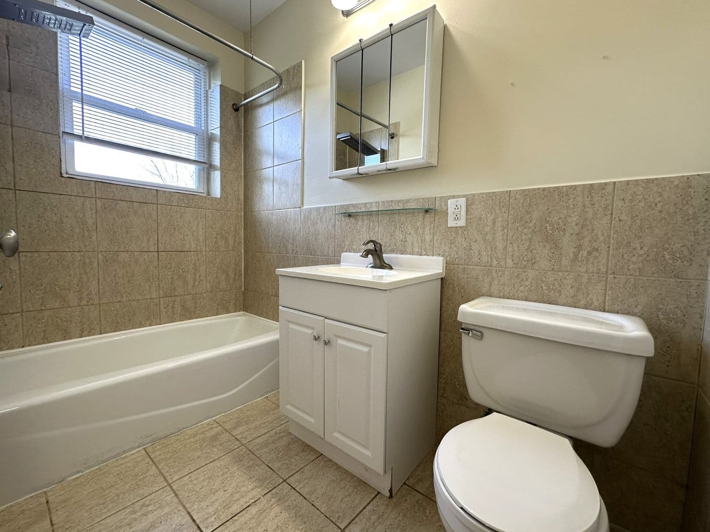 Philadelphia Apartment: 437 W School House Ln