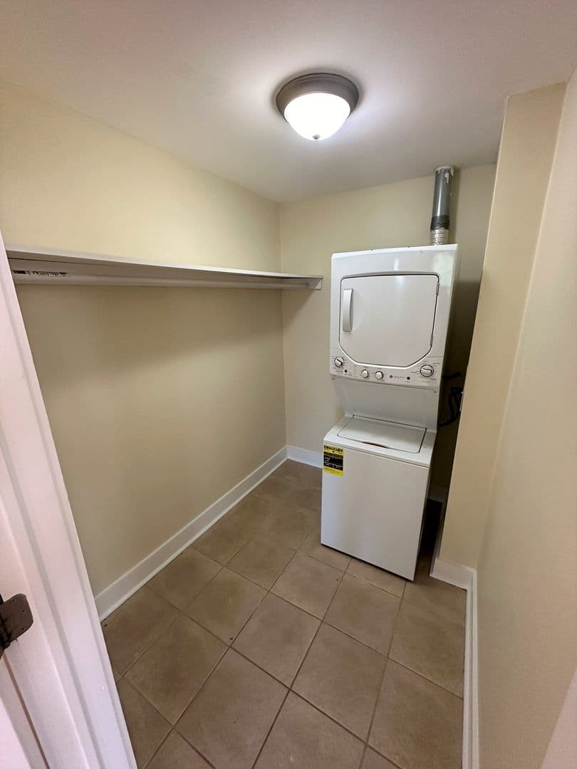 Philadelphia Apartment: 437 W School House Ln