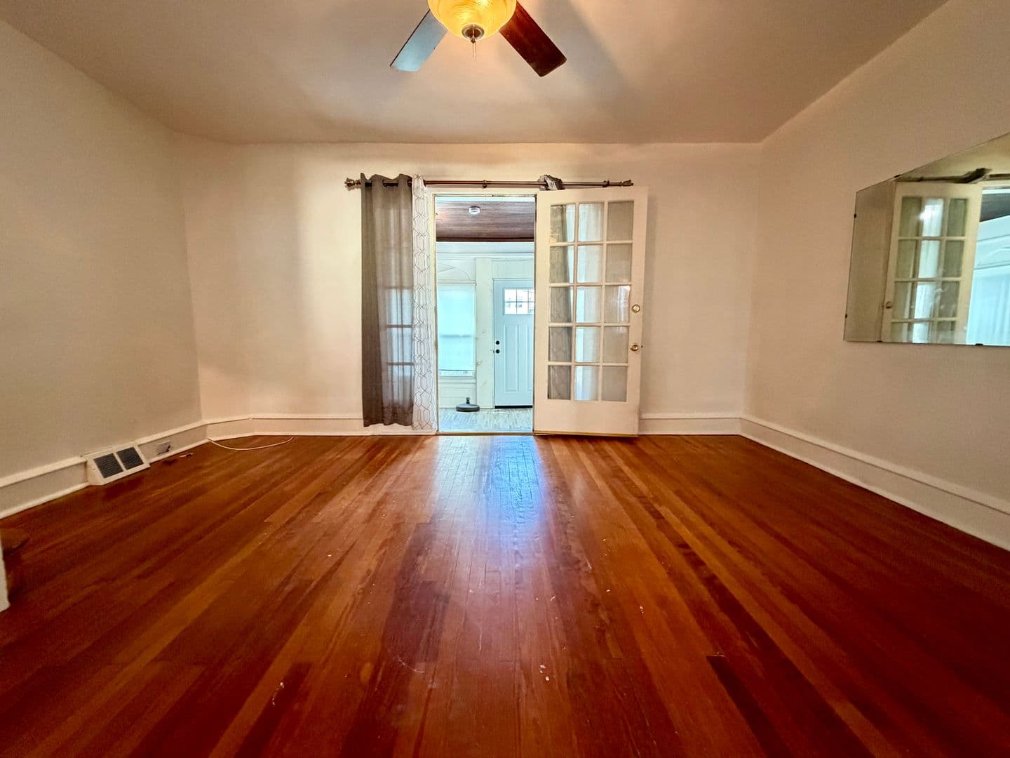 Collingdale House: 7 Rhodes Ave