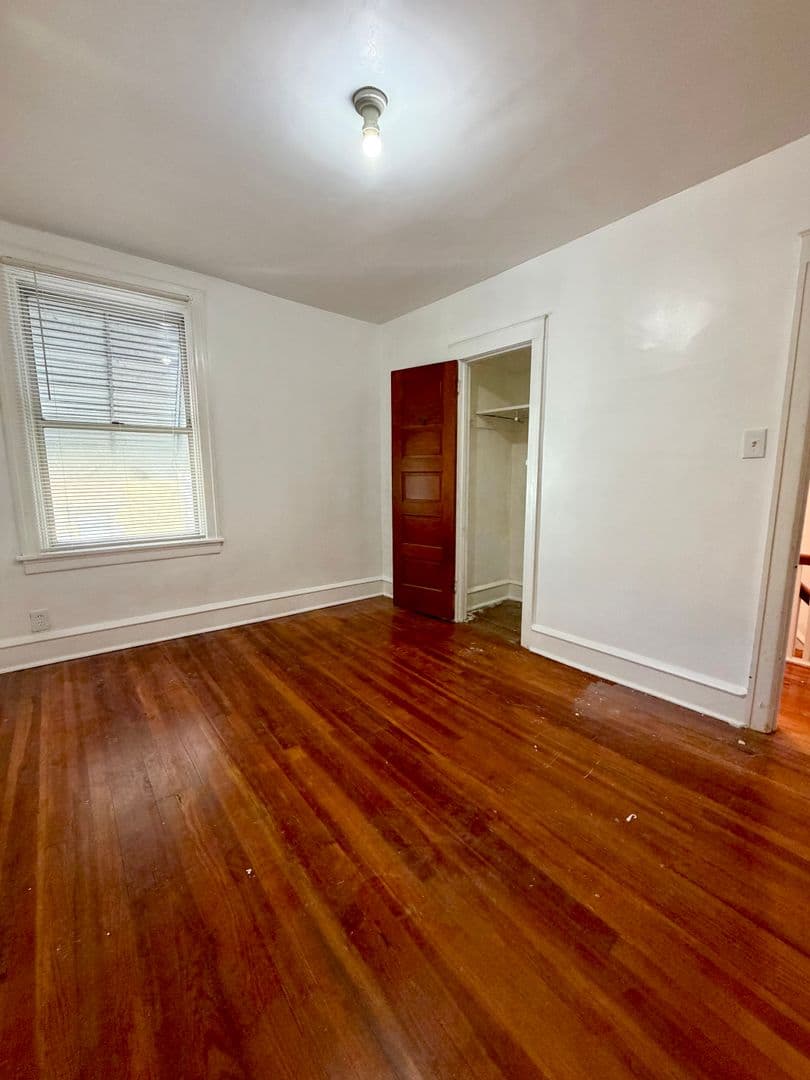 Collingdale House: 7 Rhodes Ave