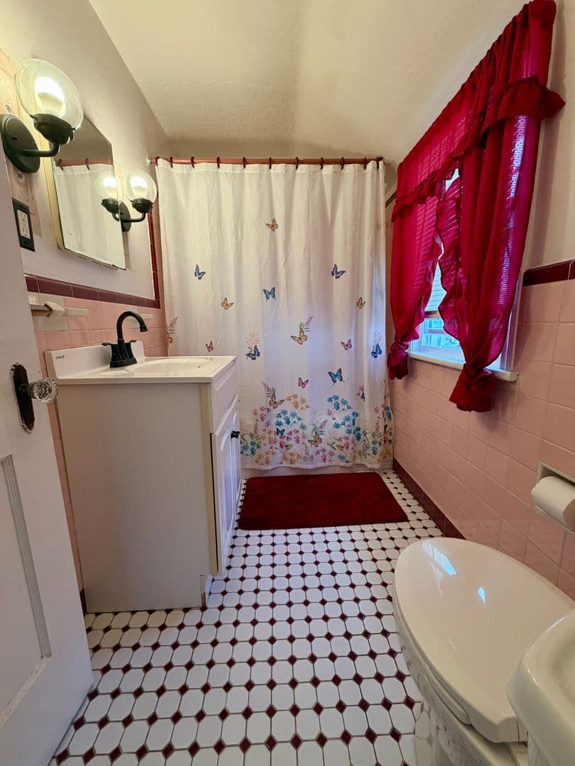Philadelphia House: 6522 N American St