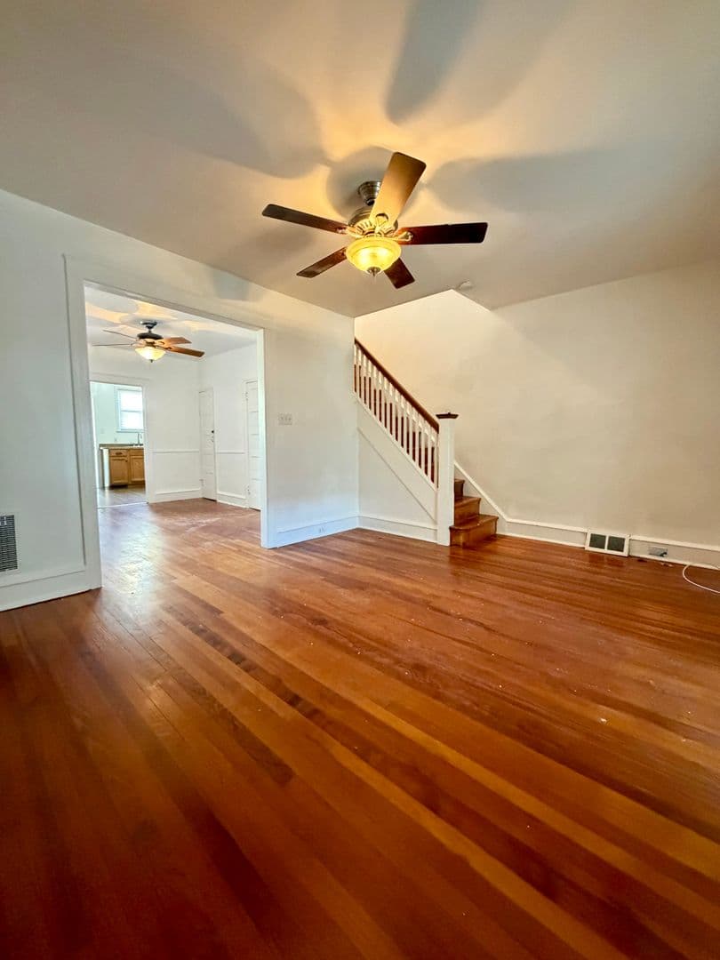 Collingdale House: 7 Rhodes Ave