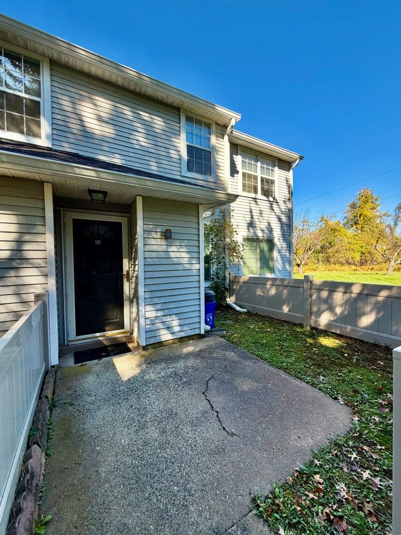 Newtown House: 32 Everett Dr