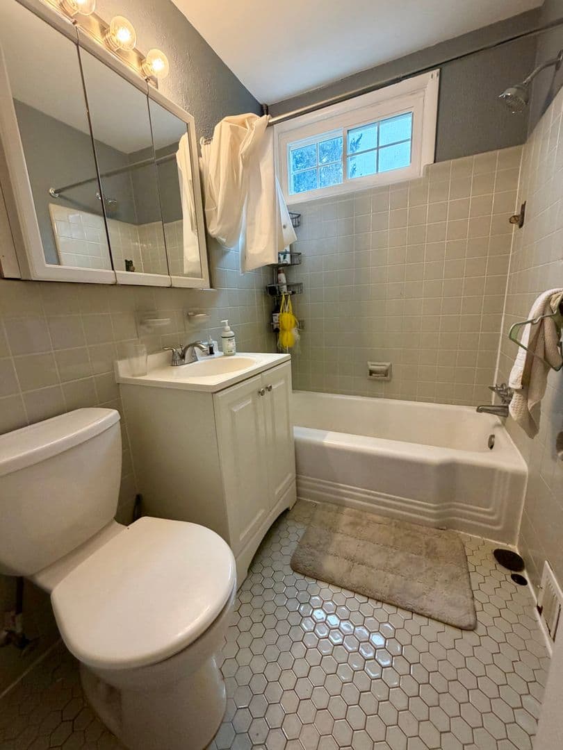 Glenside House: 300 Winding Way