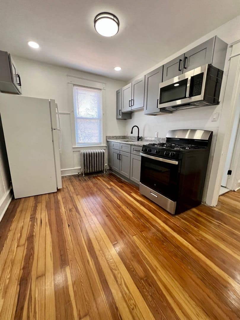 East Lansdowne Condo: 171 Lewis Ave - Unit B