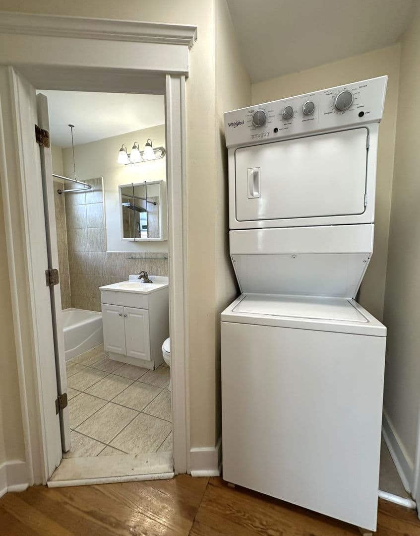 Philadelphia Apartment: 437 W School House Ln