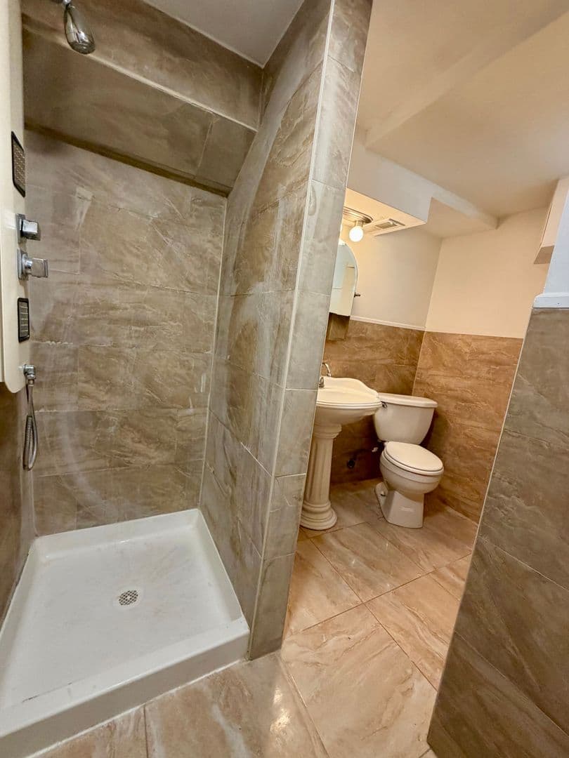 Philadelphia House: 1668 E Walnut Ln