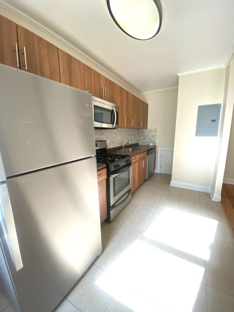 Philadelphia Apartment: 437 W School House Ln