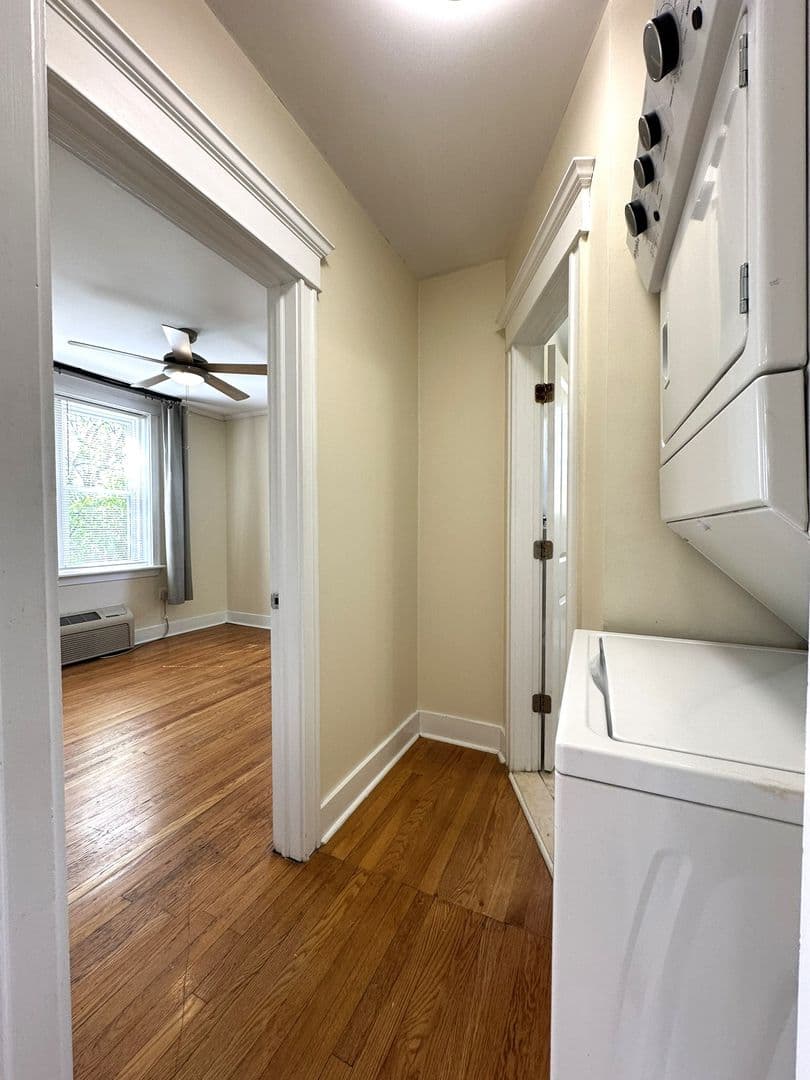 Philadelphia Apartment: 437 W School House Ln