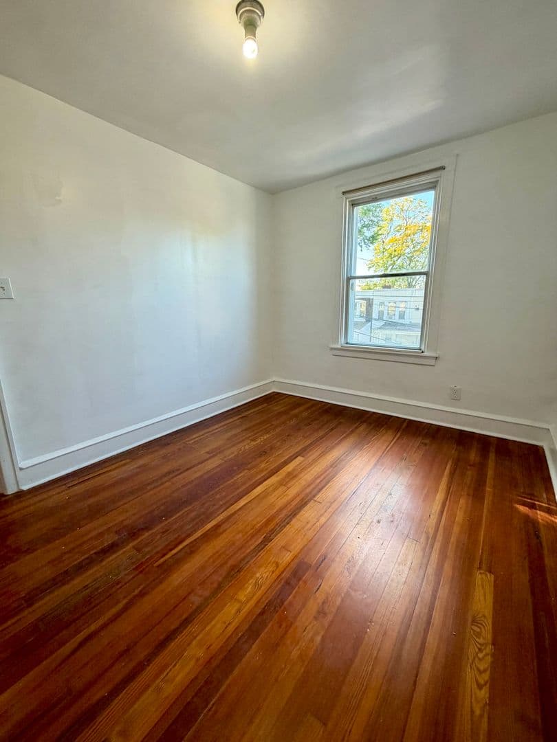 Collingdale House: 7 Rhodes Ave